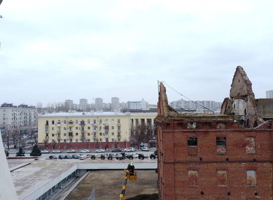 В Волгограде эксперты обследовали обрушенную часть фронтона мельницы Гергардта